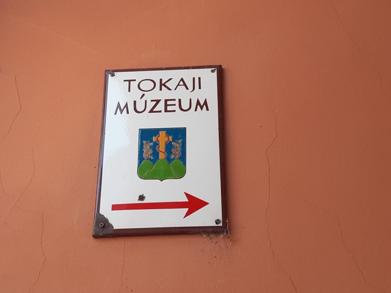 Útbaigazító tábla Tokaj egyik épületének homlokzatán
