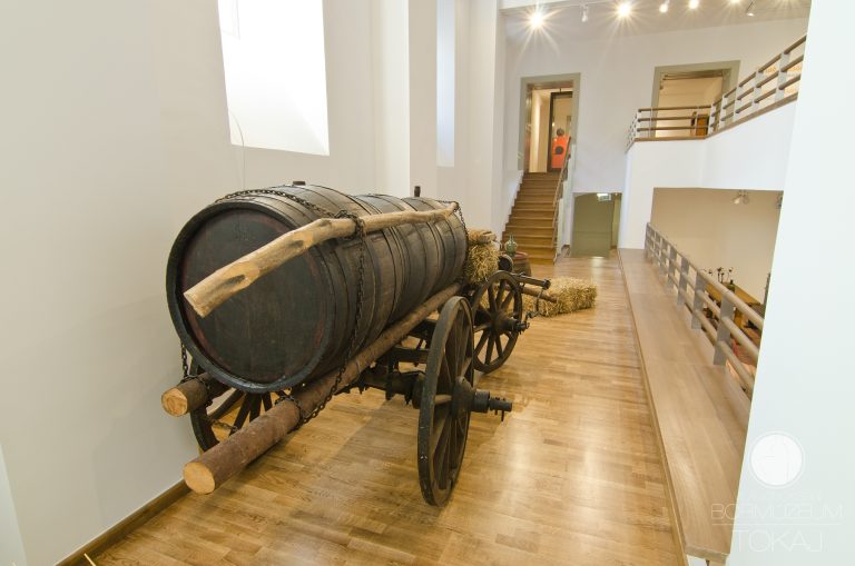 gönci hordókkal rakott szekér